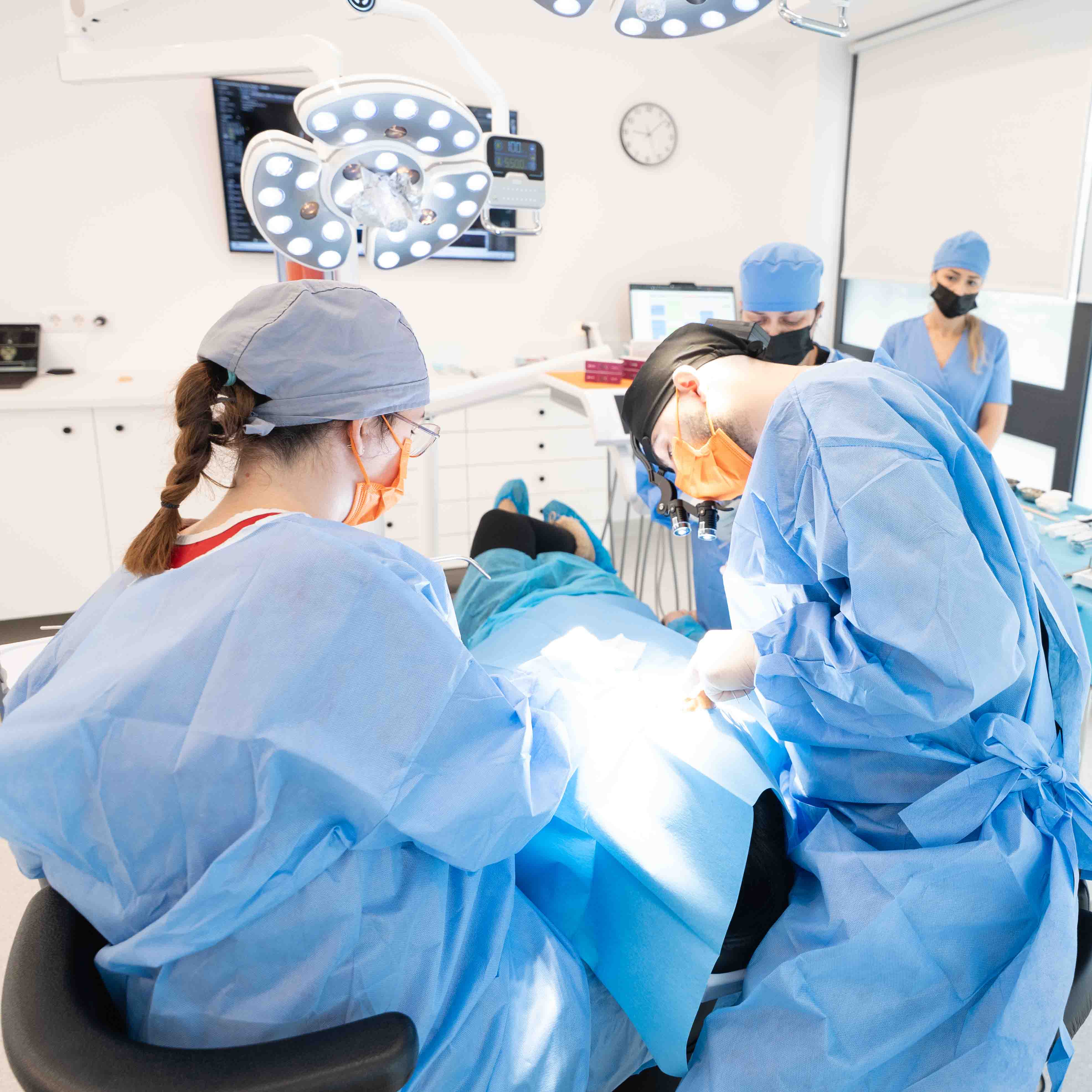 Echipa medicală în sala de operație