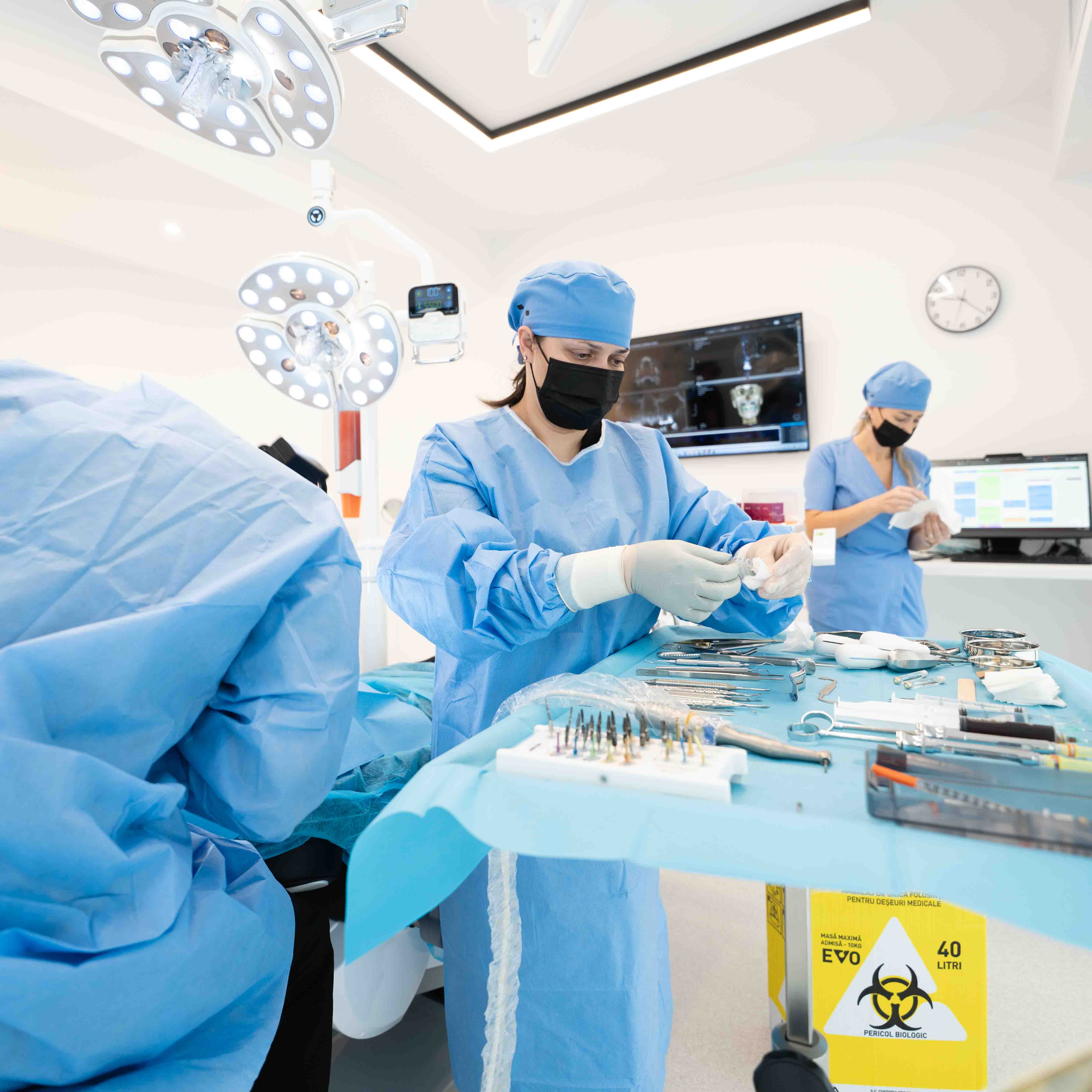 Pregătire instrumente medicale în sala chirurgicală