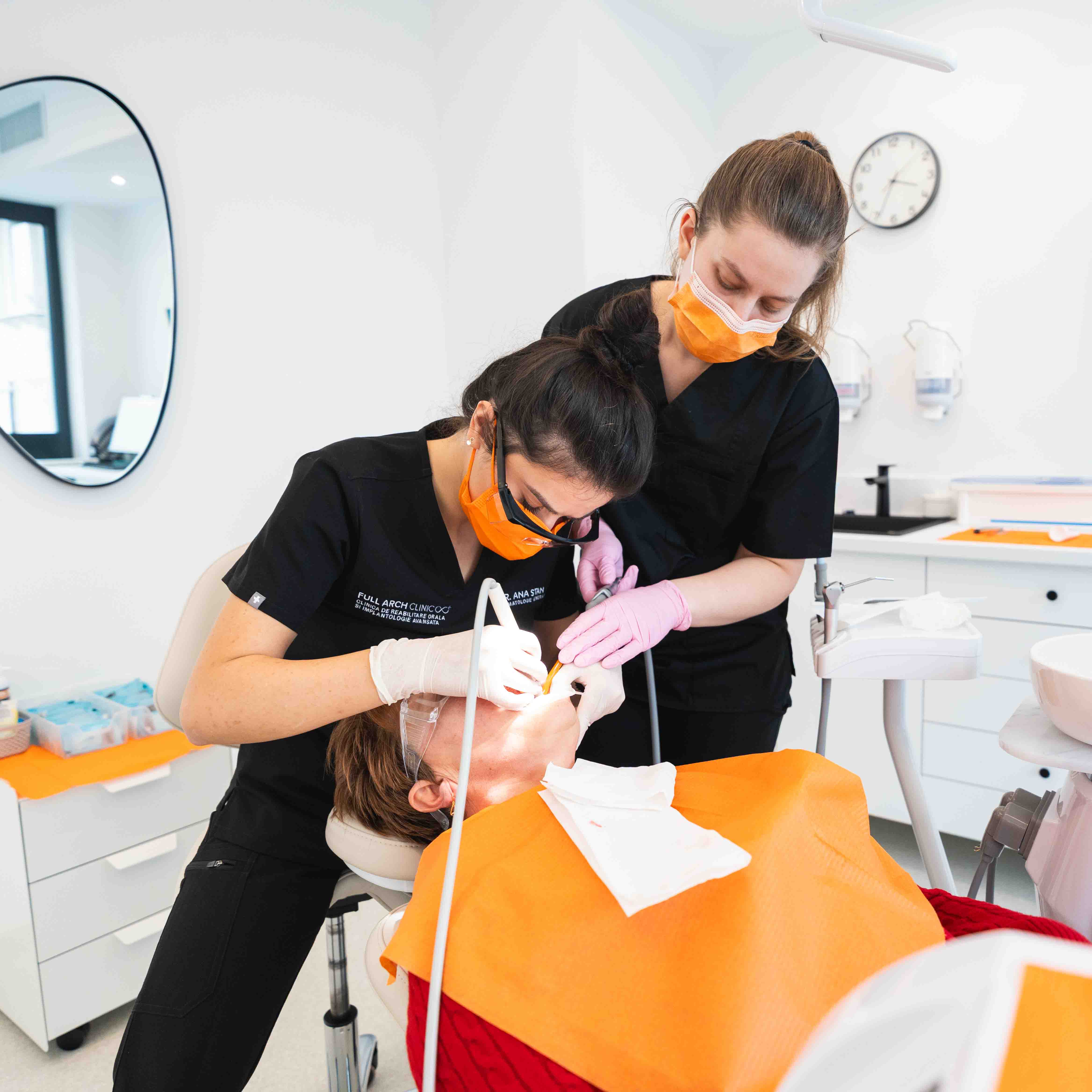 Asistente Full Arch Clinic în timpul consultației