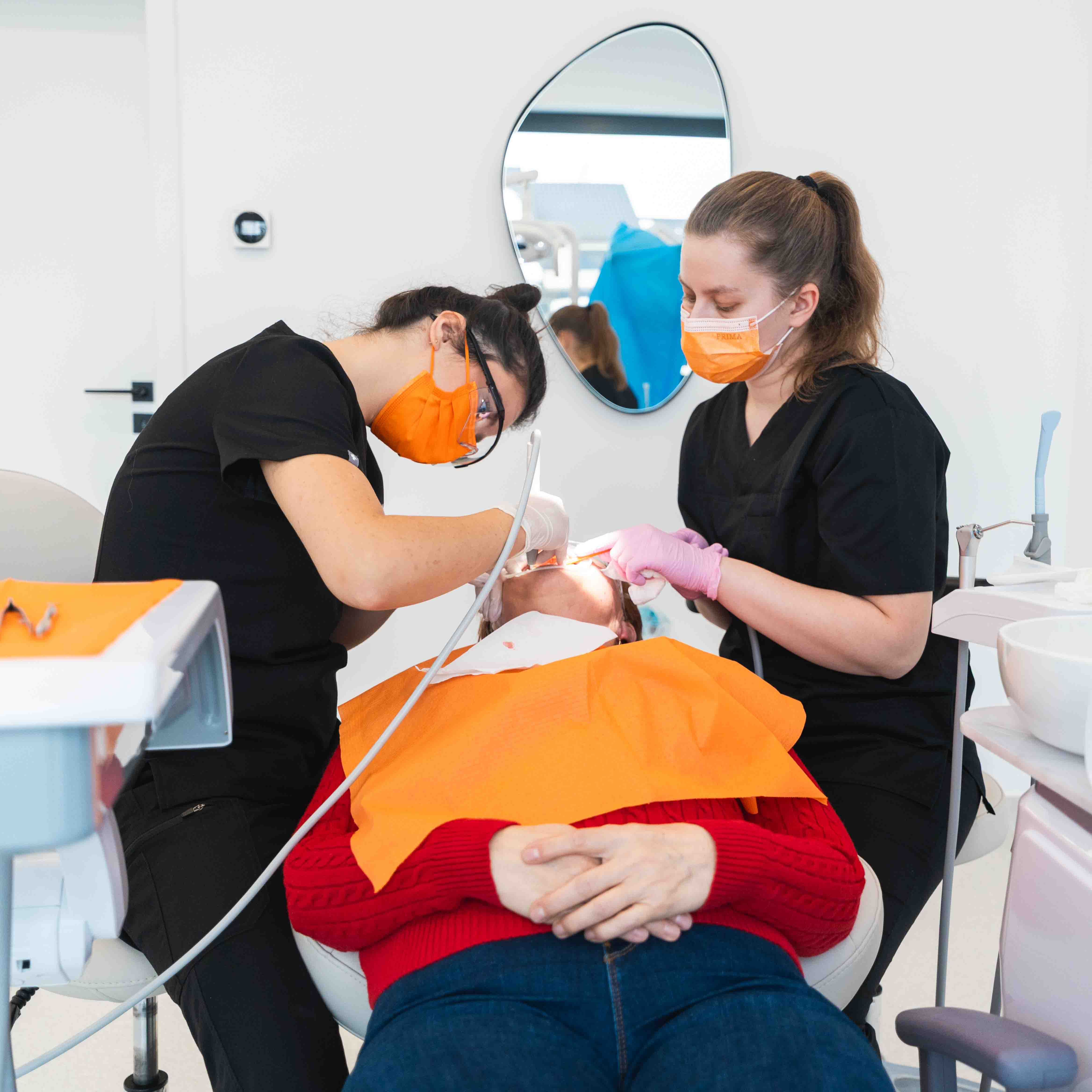 Asistente Full Arch Clinic îngrijind pacientul