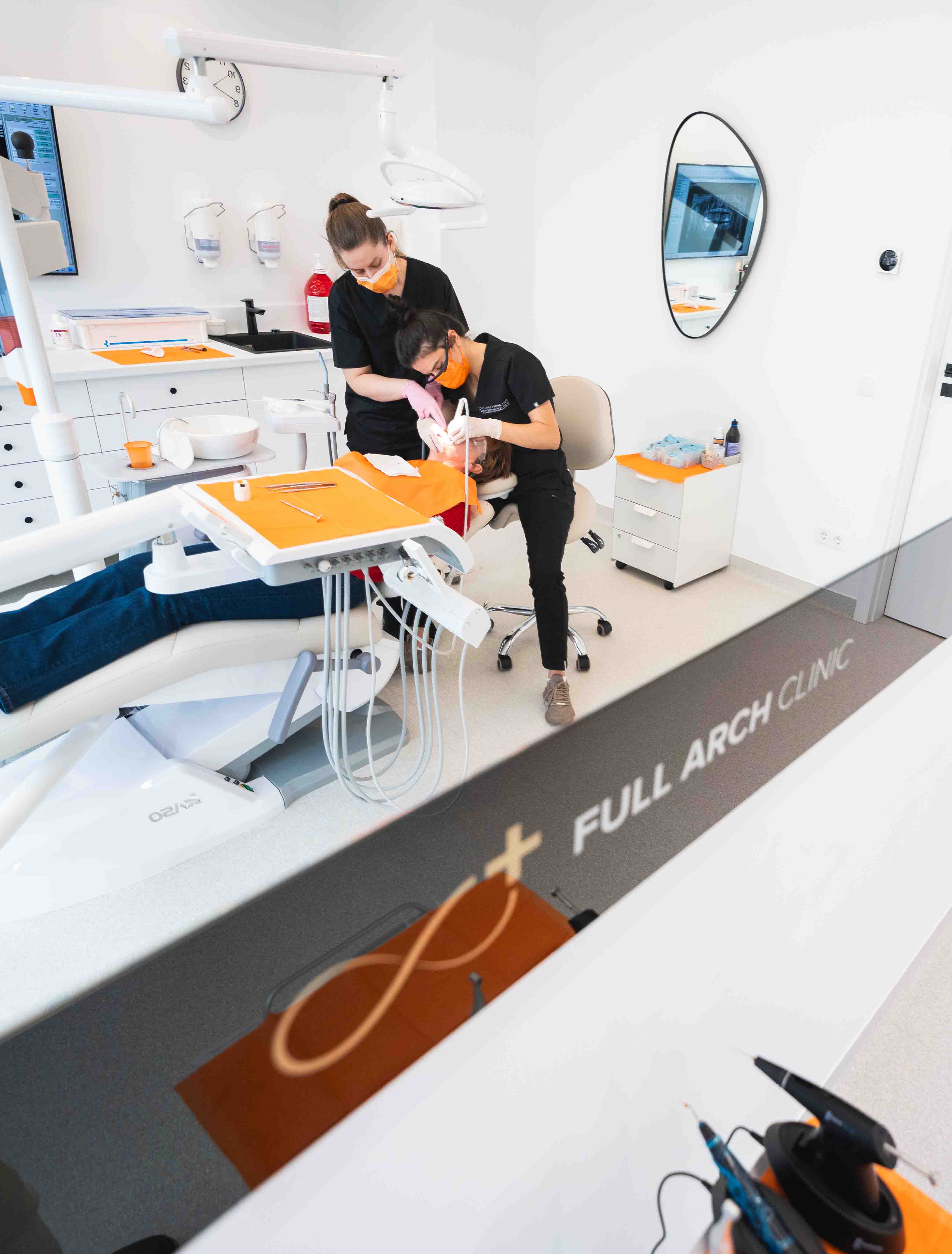 Echipă medicală la lucru, Full Arch Clinic